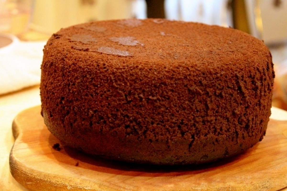 Шоколадный бисквит на яйцах. Шоколадный шифоновый бисквит. Шоколадный шифоновый бисквит торт. Пышный шоколадный бисквит. Шоколадный бисквит для торта пышный.